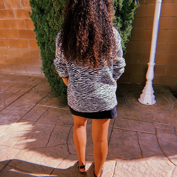 •3 FOR $20• VTG Zebra Sweater - Picture 5 of 5